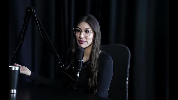 Ama a profissão de atendente, tinha contas secretas na pandemia, tem hábito de bater siririca antes de dormir e nunca teve problema com os clientes – Melina Khalifa (WATCH ON: SHEER/RED)