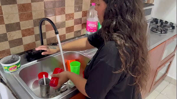 Aprovecho que mi hermanastra limpia la cocina para invitarla a coger duro.