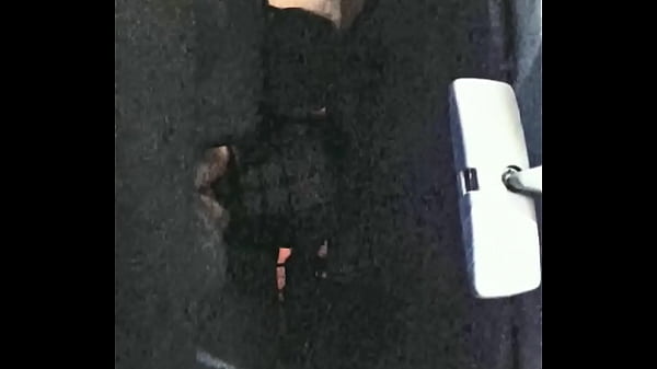 Busquei uma gótica no bar e fudemos no carro