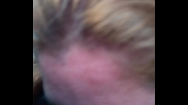 Carla Beltrán mamando en el carro