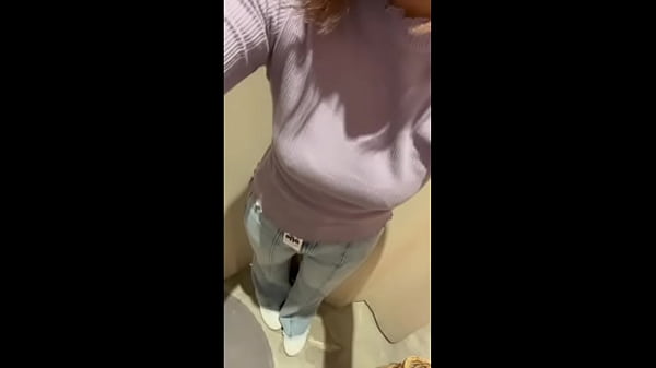 【更衣室でオナニー】 隣で着替えてる人にオナニーしてるのバレそうになりました…