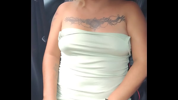 Exhibiendome en el auto en carretera en publico