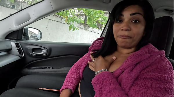 Exibi minha buceta no estacionamento do predio e o porteiro ficou doidinho pra me fuder