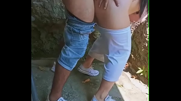 ¡¡FELIZ AÑO!! PR¡M0S CACHONDOS FOLLANDO DETRÁS DE UNA CASA ABANDONADA!!