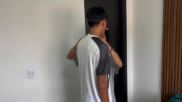 FLACA MORENA DE 18 AÑOS HACE UN MASAJE TANTRICO Y TERMINA CHUPANDO Y MONTANDO VERGA HASTA ACABAR CON EL COÑO BOQUIABIERTO GOTEANDO SEMEN