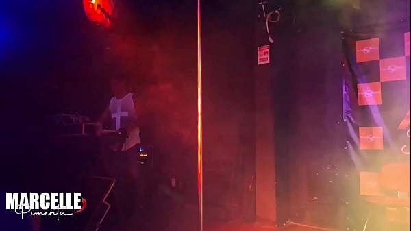 Grupo de meninas transando com stripper no palco da boate