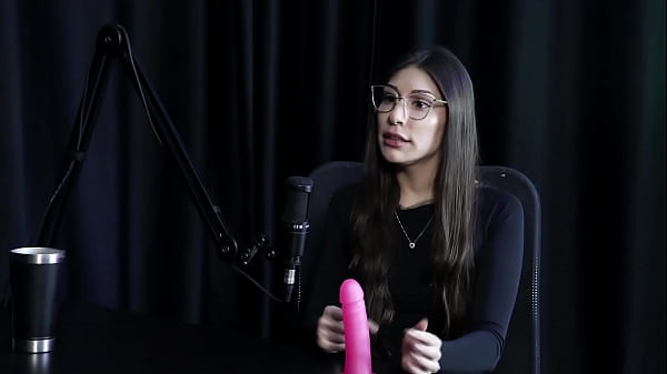 Nunca deu liberdade para a família, a mãe não gosta de sexo, a diferença do garganta profunda – Melina Khalifa (WATCH ON: SHEER/RED)