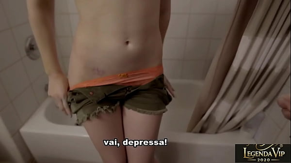 Padrasto da banho a forçar em enteada