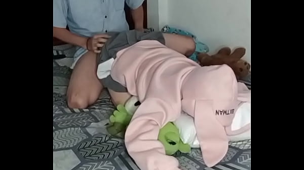 Secuestrador se coge a la pequeña niña de 18 años con cosplay de conejita