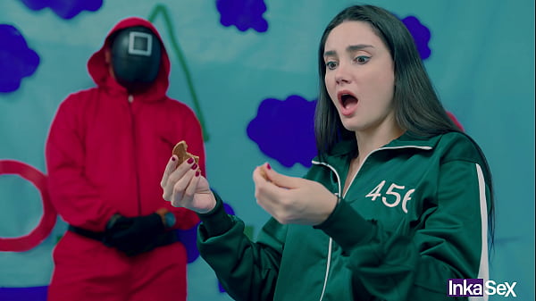 SQUID GAME – Victoria carmargo brasilera rompe la galleta en el juego del calamar y es follada por su carnoso y rosado coño.
