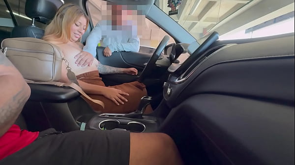 TRABAJADOR DE ESTACIONAMIENTO ME FOLLA EN LA CALLE FRENTE A MI ESPOSO ¡Y NOS ENCUENTRAN!