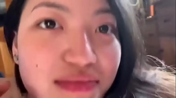 21岁嫩妹白虎学妹舔大鸡巴是最厉害的，直接爽到喷射！