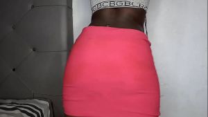 Hoy brunette abriéndose el culo para ti