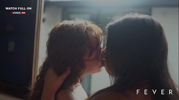 Casal chama uma amiga novinha para um ménage no escritório (LETICIA FEFFER, MACEDO E DEUSA ARTEMIS)