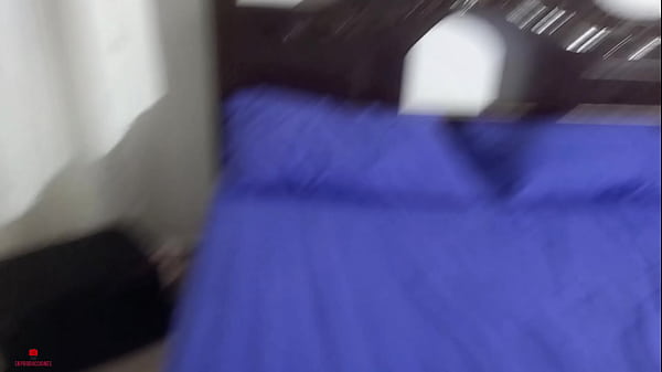 de paseo en cabaña con familia, me dejan solos con mi hermanastro. que rico me da una mamada