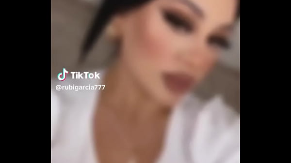 ESA MUJER LE ENCANTA COCHAR