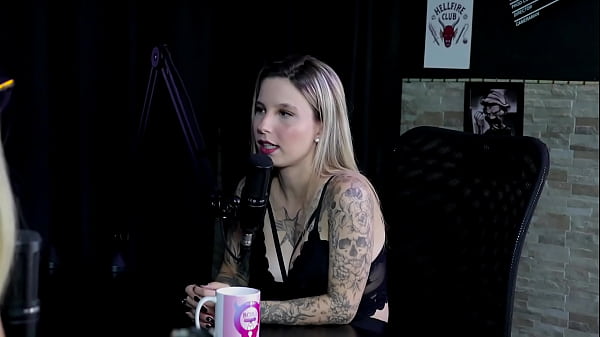 Gosta de fazer pornô explícito, e seu fetiche mais estranho foi gravar o barulho de seu estômago – Baby Fire (SHEER/RED)