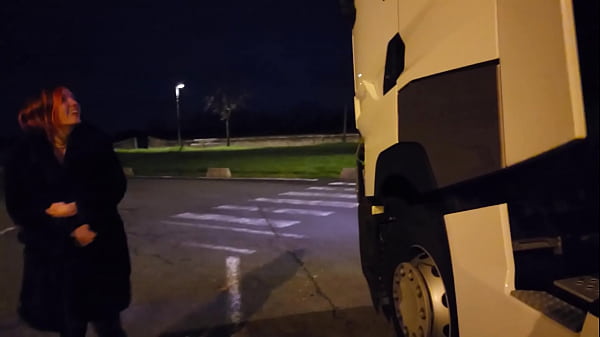 je drague et baise avec un routier sur un parking au bord d’une autoroute