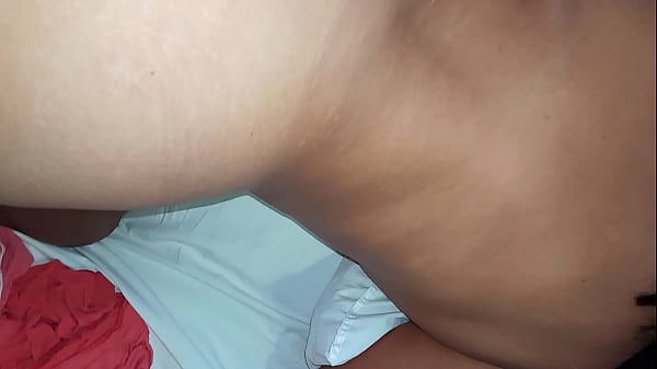 La empecé a preparar para darle por el culo y termino pidiendo que  se coja  a un desconocido, que es  su regaló de año nuevo 2025