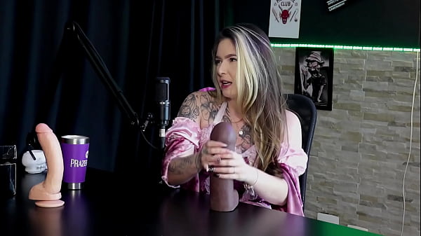 Loira safada demonstra seu boquete em dois paus e fica pelada, mostrando sua buceta gostosa e os peitos – Raphaela Savanah (SHEER/RED) Halloween