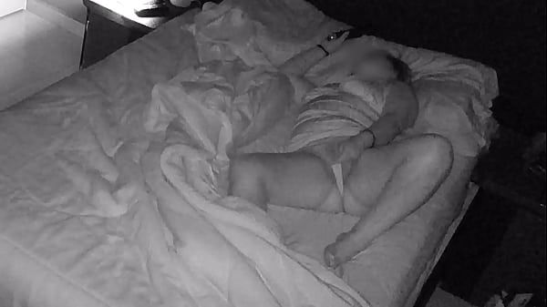 Masturbandome en casa mientras llega mi esposo