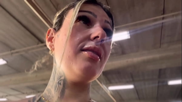 Me Pegaram no provador de uma loja de alto padrão? Esguichando e gozando muito pra todo lado qui tesão me deu!