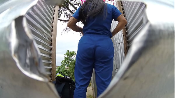 Mujer grabada en cabina al aire libre(CHICA POR EL LENTE DE LA CAMARA)