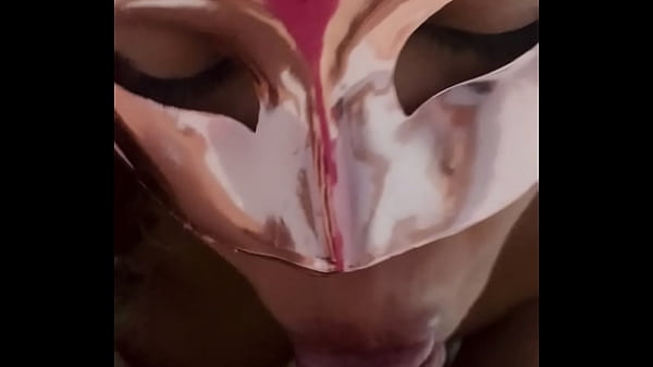 Que putinha safada se deixando ser gravada chupando meu pau