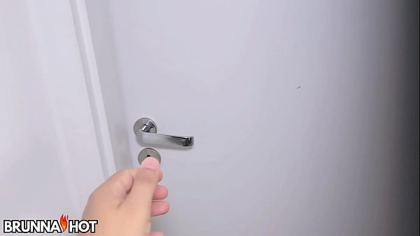 Transando com a priminha de manhã bem cedo e gozando na buceta dela depois de receber um belo boquete e uma sentada incrível – Completo no Red