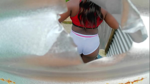 Chica morena en cabina al aire libre (tetona)