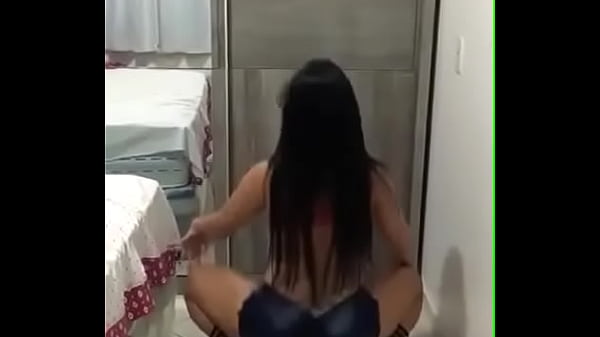 Morena de shortinho muito sensual.