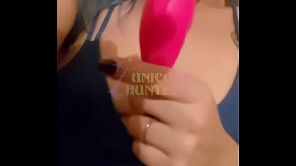 Novinha alternativa usando vibrador rosa