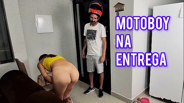 Safada sozinha em casa recebe motoboy só de toalha de banho!