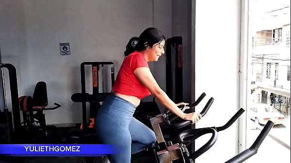 AT THE GYM I GIVE MY STEPFATHER A GREAT BLOWJOB WHILE THE TRAINER IS WATCHING US ( CASERO REAL)