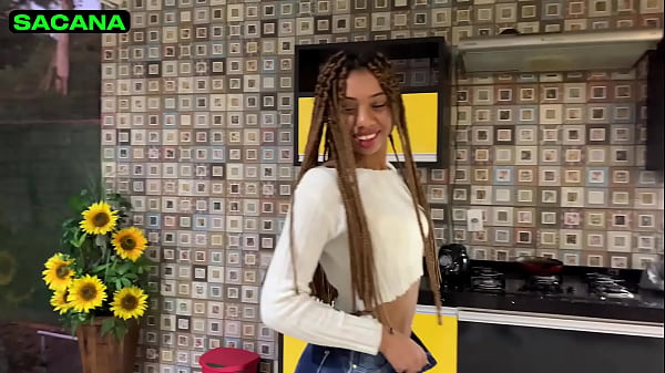 Chamei a novinha pra comer uma pizza e fodi a bucetinha dela