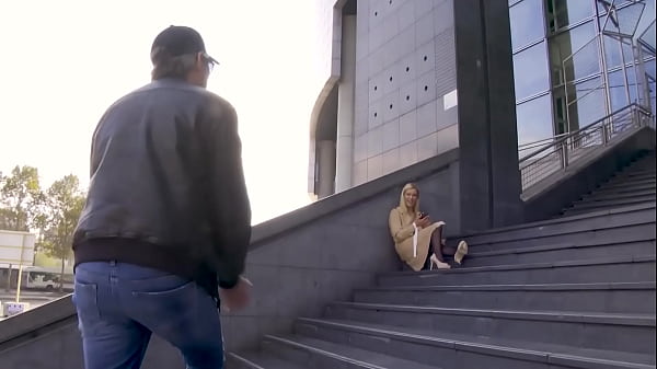 Cherry Kiss, blonde très coquine, aime la baise !