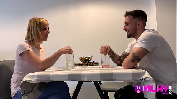 Conocieron a tu mamá por Tinder y la follaron… Milf española cachonda