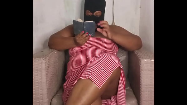 CRENTE SAFADA DA BUNDA GRANDE E BUCETA GOSTOSA FOI LER A BÍBLIA E FICOU COM TESÃO