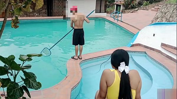 Día de piscina, sexo en público y creampie! La gran polla de mi hermanastro me destroza el coño en la piscina