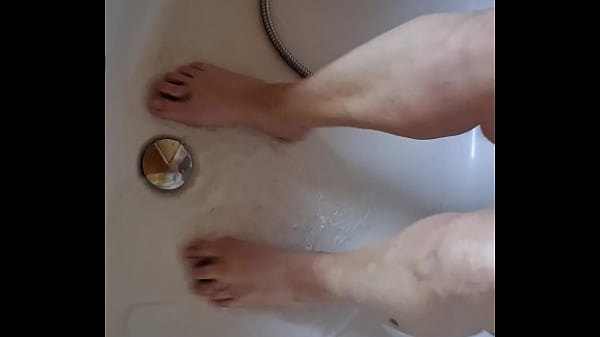 Dreckige Füße in der Badewanne waschen