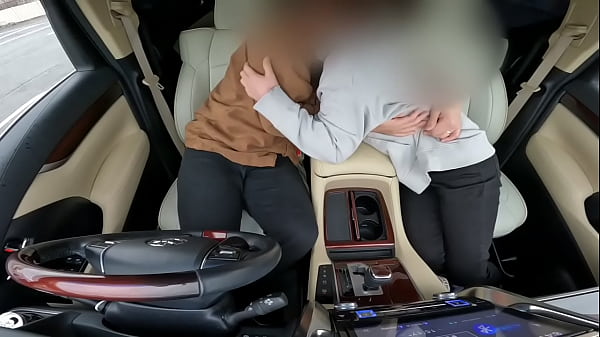 夫に送迎。不倫男の車で口内射精の後に中出しセックス