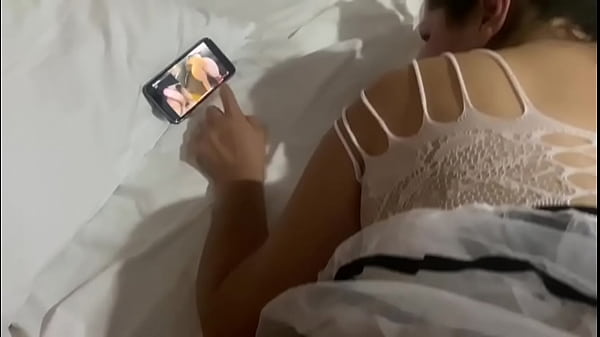 Esposa gostosa rabuda assistindo homenagem e gozando de quatro