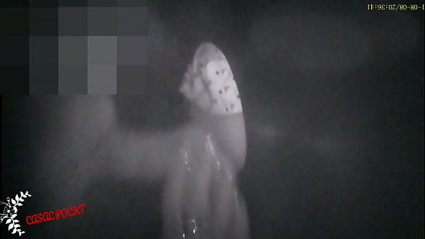 GLORY HOLE – NAMORADA TRANSANDO E CHUPANDO NA CABINE EROTICA  (VIDEO COMPLETO NO RED – LINK NOS COMENTÁRIOS)