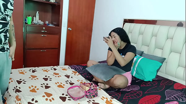 Hermanastro pervertido se folla por el coño a su linda hermanastra latina de piel morena – porno en espanol