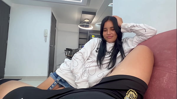 Mi hermanastra llega muy cachonda luego de una fiesta y se antoja de probar mi gran polla.