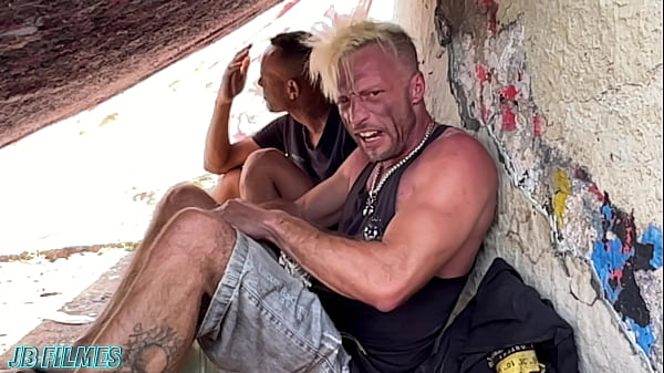 NOVINHA CARIDOSA OFERECEU AGUÁ E BUCETINHA PARA DOIS MORADORES DE RUA