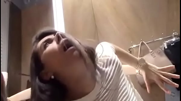 novinha perfeita usando vibrador no provador