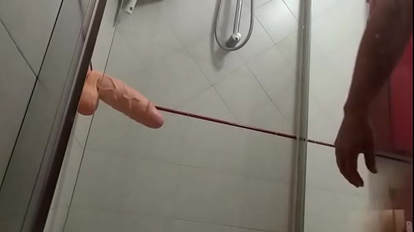Ops68ops e il dildone nel suo culo spanatissimo in doccia