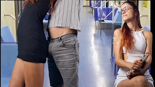 Safada estudante deixa estranho encoxar sua bunda em público!