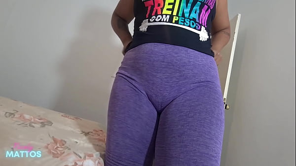 Treino Molhado: Sem Calcinha pra Provocar o Personal e Punheta Suada em Casa